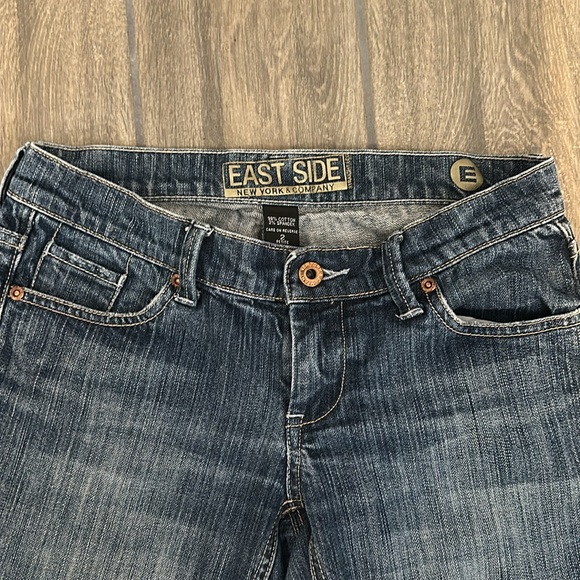 New York & Co. Eastside collection women’s jeans size 2P. Blue distressed denim - Picture 4 of 7